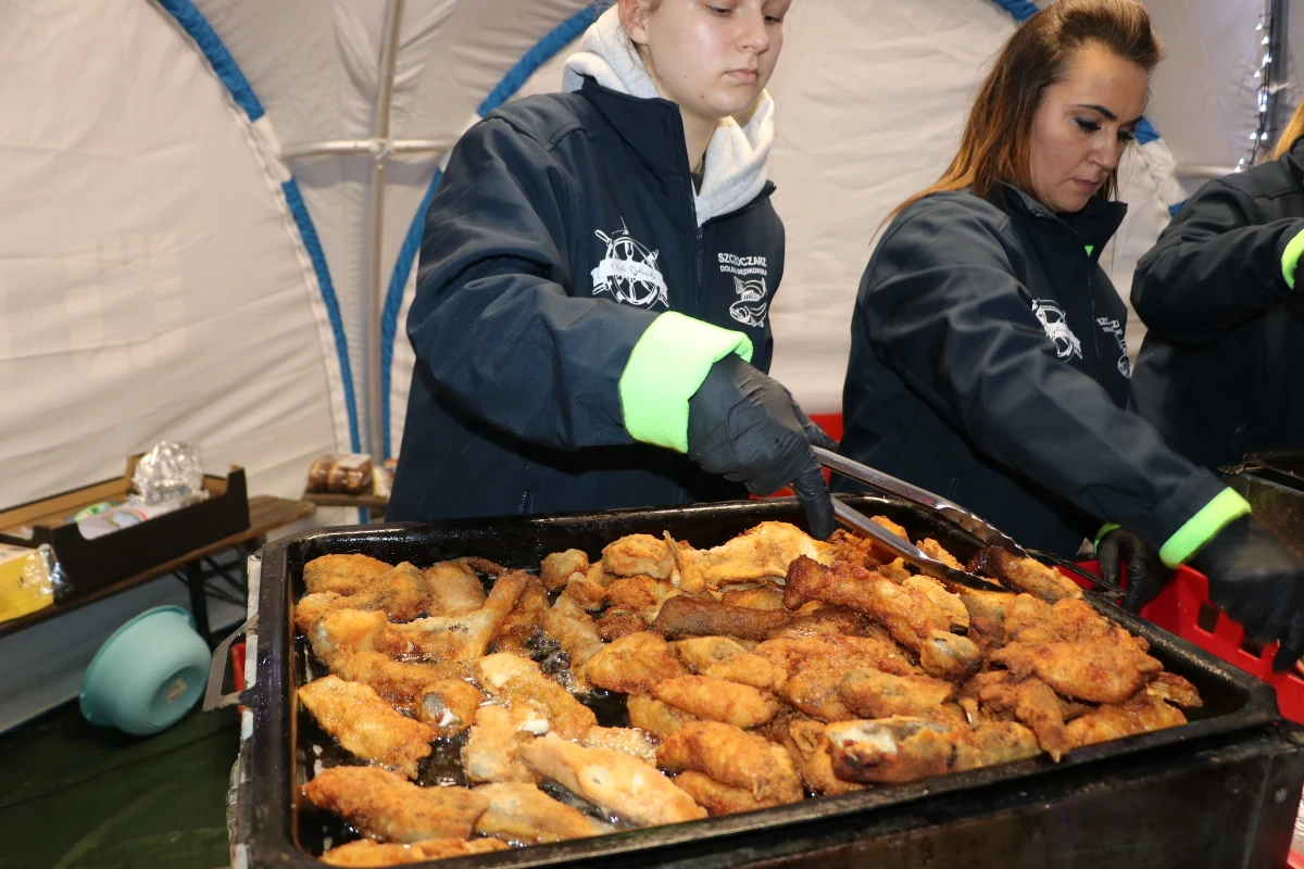 Po raz czwarty w stolicy Małopolski odbędzie się akcja "Przedświąteczny karp dla krakowian". Przez kilka dni w sześciu punktach miasta rozdawane będą porcje smażnego karpia, zupy grzybowej i kapusty z grochem. W sumie przygotowanych zostanie 10 ton jedzenia.