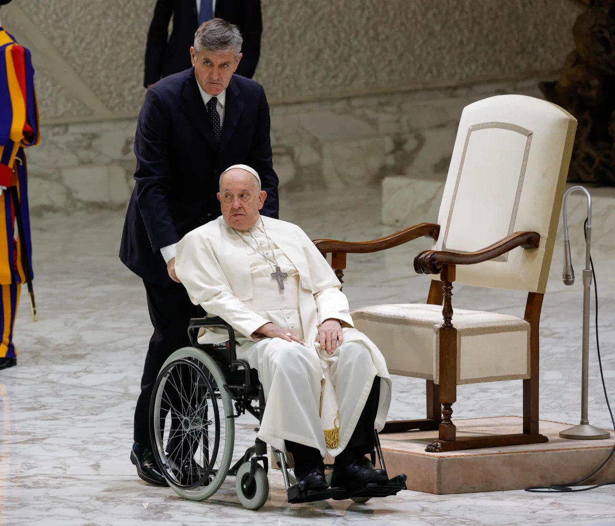 Watykańskie biuro prasowe przekazało, że papież Franciszek nadal ma stan zapalny w płucach, któremu towarzyszą trudności oddechowe. Duchowny bierze antybiotyk, ale nie ma gorączki. "Papież wraca do zdrowia, ale nie chciał narażać się na ryzyko, postąpił więc zgodnie z zaleceniami lekarzy" - powiedział dziennikarzom watykański sekretarz stanu kardynał Pietro Parolin, tłumacząc decyzję Franciszka o odwołaniu podróży do Dubaju na konferencję klimatyczną ONZ. Zapowiedział, że to on prawdopodobnie pojedzie na COP28. 