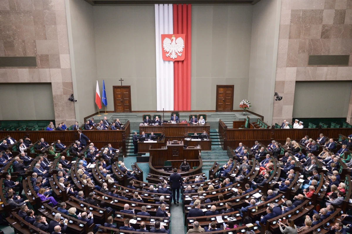 Sejm odwołał w środę członków państwowej komisji ds. badania wpływów rosyjskich na polskie państwo. "Ta komisja miała za zadanie udowodnić propagandową tezę z kampanii PiS. To atrapa" - mówili politycy opozycji. "Chodzi o to, żeby żaden następny rząd nie chciał bratać się z Ruskimi" - mówił poseł PiS Piotr Kaleta.