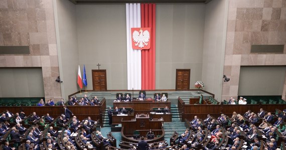 Sejm odwołał w środę członków państwowej komisji ds. badania wpływów rosyjskich na polskie państwo. "Ta komisja miała za zadanie udowodnić propagandową tezę z kampanii PiS. To atrapa" - mówili politycy opozycji. "Chodzi o to, żeby żaden następny rząd nie chciał bratać się z Ruskimi" - mówił poseł PiS Piotr Kaleta.