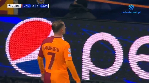 Gol dla Galatasaray!
Strzelcem bramki KAREM AKTÜRKOĞLU. Asysta Ziyech.  

Pełne prawa do transmisji Ligi Mistrzów w sezonie 2023/24 w Polsce posiada Grupa Polsat, która pokazuje rozgrywki od sezonu 2018/2019. Transmisje Ligi Mistrzów można oglądać w tv na kanałach Polsat Sport Premium. Mecze Ligi Mistrzów można obejrzeć również online live stream na  Polsat BOX Go   Oglądaj wygodnie gdziekolwiek chcesz: na komputerze, na tablecie, na smartfonie, na Smart TV. Relacje i wyniki meczów na  sport.interia.pl 
W tekście zawarto link serwisu partnerskiego
