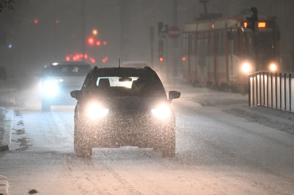W nocy w całym kraju zachmurzenie będzie duże. Miejscami spadnie śnieg, najwięcej opadów prognozowanych jest na zachodzie i w górach. Na południu Polski termometry mogą pokazać nawet -17 stopni. Dla części regionów Instytut Meteorologii i Gospodarki Wodnej wydał ostrzeżenia przed silnym mrozem. 
