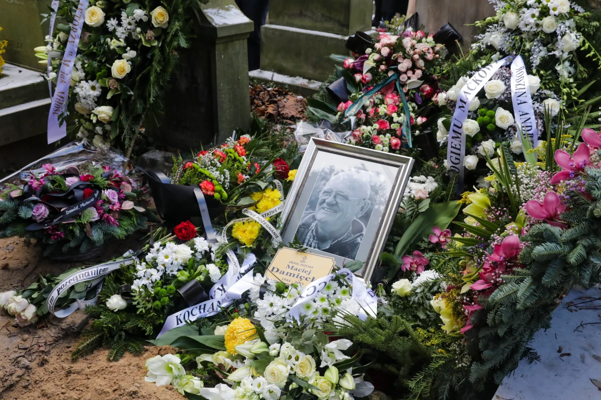 Urna z prochami Macieja Damięckiego spoczęła w środę grobie na Cmentarzu Wojskowym na Powązkach. Znany aktor zmarł 17 listopada w wieku 79 lat. 