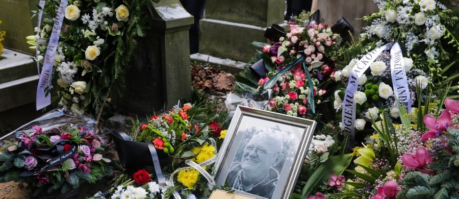 Urna z prochami Macieja Damięckiego spoczęła w środę grobie na Cmentarzu Wojskowym na Powązkach. Znany aktor zmarł 17 listopada w wieku 79 lat. 