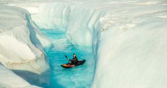 Aniol Serrasolses to Katalończyk, który jakby od niechcenia na nowo definiuje to, co człowiek może zrobić z kajakiem. Kajakarz właśnie pokonał 20-metrowy lodowy wodospad za kołem podbiegunowym. Jest to też rekordowy, pierwszy w historii zjazd wodospadem lodowcowym. 32-latek przepłynął bystrza i lodowe tunele rzeki lodowcowej na czapie lodu Brasvellbreen w archipelagu Svalbard w Norwegii.