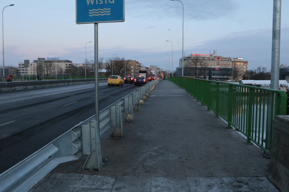 Dobra wiadomość dla kierowców. Dzisiaj rano otwarty dla ruchu został most Dębnicki. Generalny remont przeprawy przez Wisłę w centrum Krakowa trwał prawie 4 miesiące.