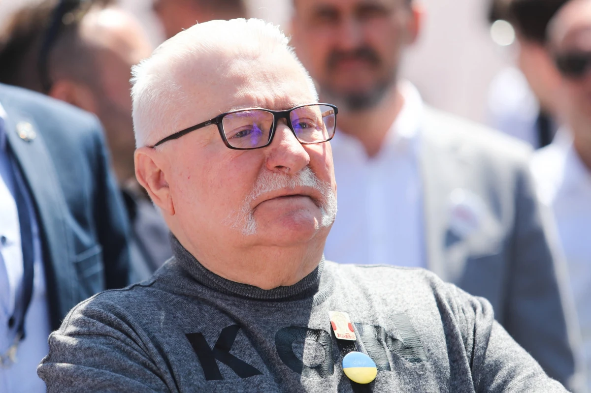 Lech Wałęsa został oskarżony przez Prokuraturę Okręgową w Warszawie o składanie fałszywych zeznań podczas przesłuchania w warszawskim oddziale Instytutu Pamięci Narodowej. Były prezydent mówił wtedy o podpisach na dokumentach Służby Bezpieczeństwa.