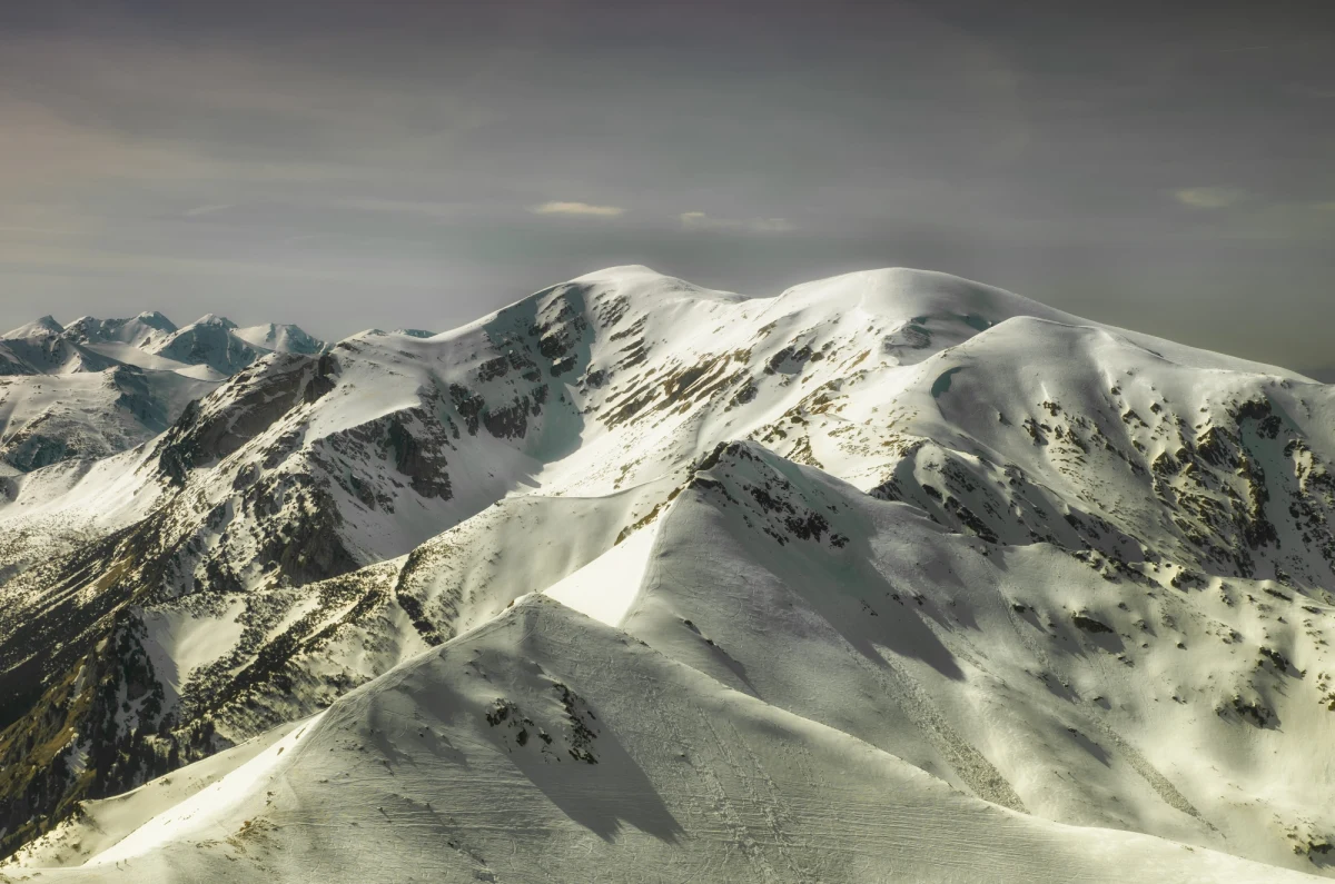 Z uwagi na niekorzystne warunki atmosferyczne w Tatrach, poszukiwania 46-letniego turysty nie zostały w czwartek wznowione - przekazał PAP ratownik dyżurny TOPR. W górach wieje silny wiatr osiągający na szczytach prędkość do 90 km/h powodujący zamieć śnieżną. Widoczność jest ograniczona.

