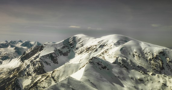Z uwagi na niekorzystne warunki atmosferyczne w Tatrach, poszukiwania 46-letniego turysty nie zostały w czwartek wznowione - przekazał PAP ratownik dyżurny TOPR. W górach wieje silny wiatr osiągający na szczytach prędkość do 90 km/h powodujący zamieć śnieżną. Widoczność jest ograniczona.

