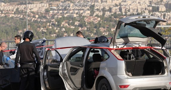 Atak terrorystyczny na przedmieściach Jerozolimy. W jego wyniku zginęła 24-letnia kobieta i dwie osoby starsze. Nie żyją również dwaj sprawcy. Jak podały izraelskie służby Szin Bet, odpowiedzialne za bezpieczeństwo wewnętrzne, napastnicy byli w przeszłości karani w związku z terroryzmem.