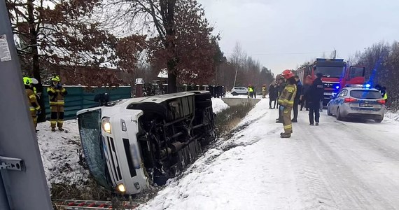 Czworo dzieci zostało poszkodowanych w wypadku busa w Grochowem na Podkarpaciu. Samochód wpadł do rowu.