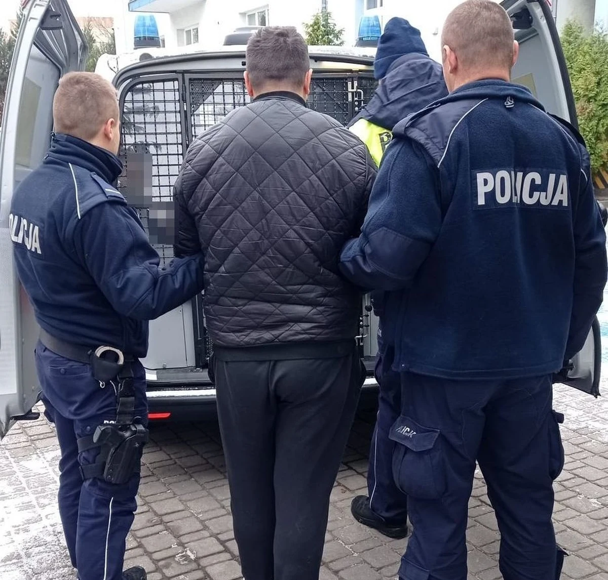 Policjanci we Włodawie ( Lubelskie ) zatrzymali 37 i 38-latka podejrzanych o usiłowanie zabójstwa swojego znajomego. Podczas libacji alkoholowej wyrzucili go przez balkon znajdujący się na trzecim piętrze jednego z bloków. Pokrzywdzony przeżył, jednak jego stan jest bardzo ciężki. Zatrzymanym grozi kara dożywotniego pozbawienia wolności.