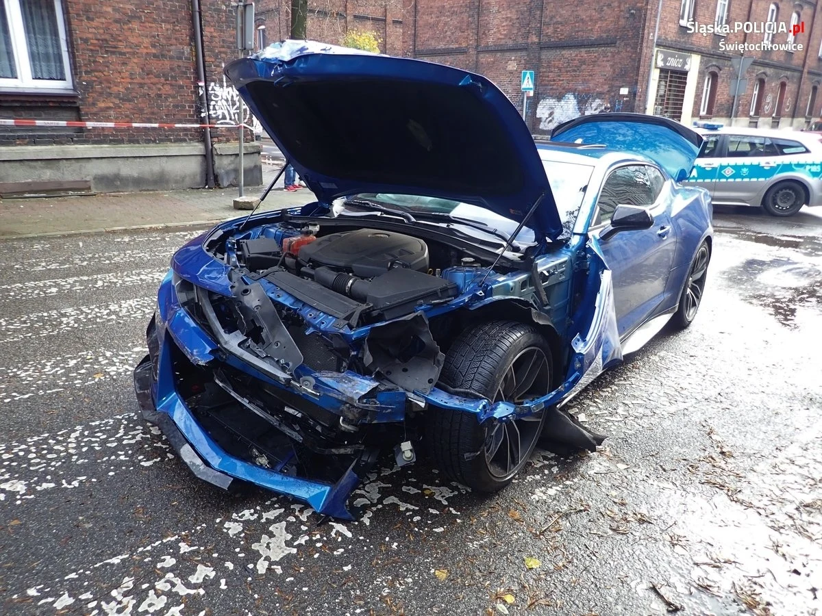 W Świętochłowicach pijany 26-latek prowadząc sportowego chevroleta camaro uderzył na skrzyżowaniu w karetkę. Na szczęście nikomu nic się nie stało. Sprawca kolizji był poszukiwany listem gończym. 