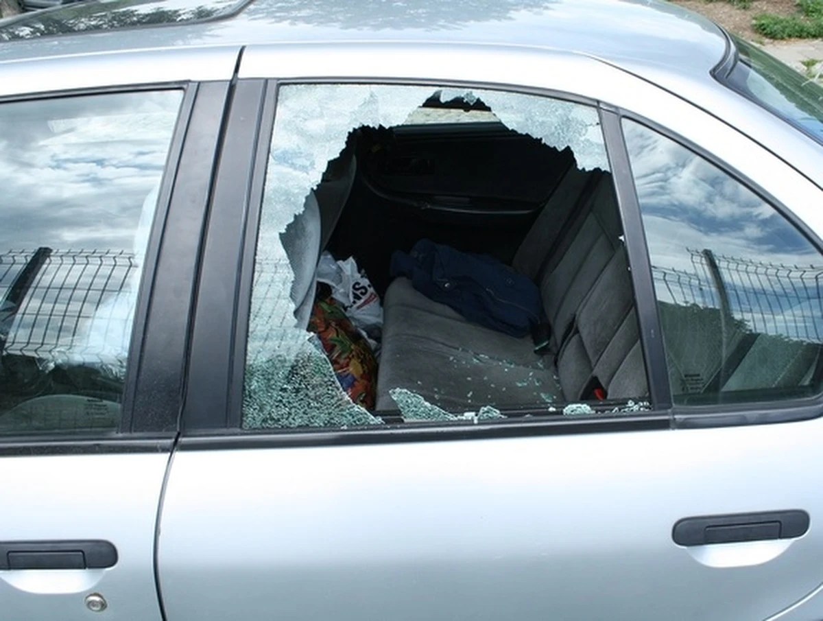 Za uszkodzenie 7 samochodów odpowie 32-latek zatrzymany w Krakowie. Mężczyzna wybijał szyby, niszczył lusterka i karoserię. Jak powiedział policjantom pokłócił się z dziewczyną, był pijany i w ten sposób postanowił wyładować frustrację.

