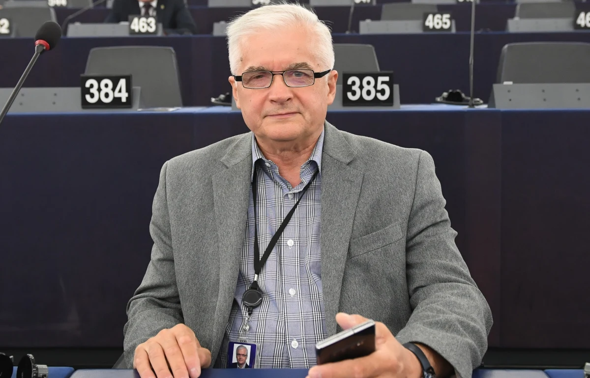 "Przedstawiciele rządów Polski i Ukrainy powinni jak najszybciej, w porozumieniu z przedstawicielami Komisji Europejskiej, uregulować kwestię pozwoleń dla ukraińskich firm transportowych, by zakończyć protest polskich przewoźników" – mówił były premier i były szef MSZ, a dziś europoseł Włodzimierz Cimoszewicz, który był gościem Rozmowy w południe w RMF FM i Radiu RMF24. Według niego "należałoby częściowo przywrócić zezwolenia na transport dla Ukraińców, ale objąć nimi np. dobra luksusowe sprowadzane przez tamtejszych oligarchów".