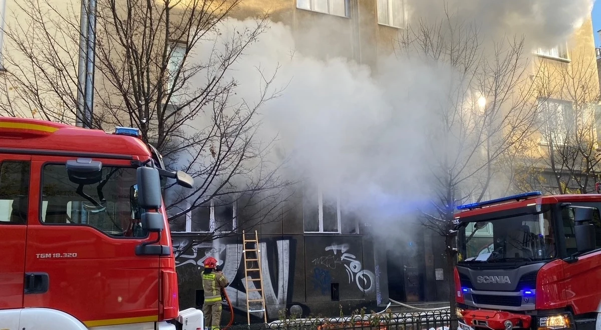 Jedna osoba została ranna w pożarze mieszkania przy ul. Krowoderskiej w Krakowie. Filmy i zdjęcia z miejsca zdarzenia dostaliśmy na Gorącą Linię RMF FM. 