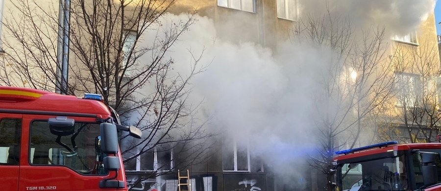 Jedna osoba została ranna w pożarze mieszkania przy ul. Krowoderskiej w Krakowie. Filmy i zdjęcia z miejsca zdarzenia dostaliśmy na Gorącą Linię RMF FM. 