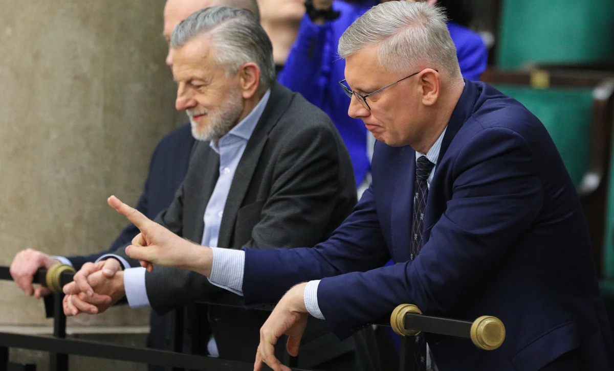 Na dwie godziny przed planowanym odwołaniem członkowie komisji ds. badania rosyjskich wpływów ogłosili cząstkowy raport z kilku miesięcy pracy. W aneksach do niego znalazły się protokoły z prowadzonych przez prokuraturę wojskową w 2016 i 2017 przesłuchań premiera Tuska i ministrów, odpowiedzialnych za nadzór nad służbami specjalnymi. Przesłuchania nie dały prokuratorom podstaw do oskarżenia, dziś są tylko ciekawym dodatkiem do raportu komisji.