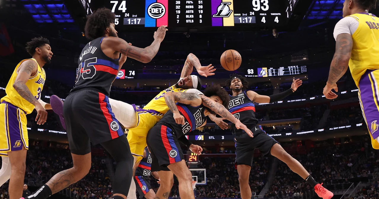 Koszykarze Pistons (ciemne stroje) w starciu z Lakers