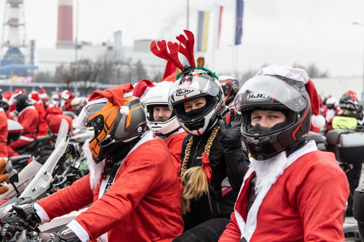 Żeby spotkać Świętego Mikołaja wcale nie musicie jechać do odległej Laponii. Już w niedzielę, 3 grudnia, o godz. 10:30 przed Centrum Targowo-Kongresowym EXPO Kraków  pojawi się kilkuset Mikołajów na motocyklach. Wszystko z powodu akcji charytatywnej organizowanej przez stowarzyszenie MotoMikołaje Kraków. 