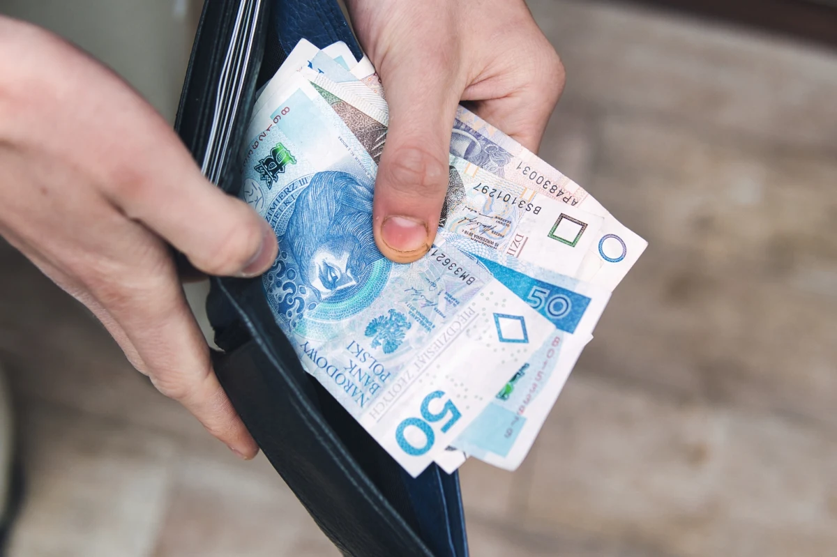 Słupscy policjanci ustalili tożsamość oszukanej seniorki, która zatrzymanemu 21-latkowi przekazała blisko 60 tys. zł. To 80-letnia mieszkanka miasta. Uwierzyła, że jej wnuk spowodował wypadek.    