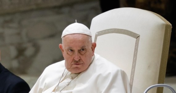 Papież Franciszek, przechodzący kurację w związku ze stanem zapalnym w płucach, spotkał się w czwartek z kilkoma grupami na audiencjach w Watykanie. W czasie spotkania z członkami Międzynarodowej Komisji Teologicznej powiedział: "Wybaczcie, mówiłem za dużo i teraz mnie boli". Rozdał uczestnikom audiencji tekst swojego wystąpienia, wyjaśniając: "W związku z tym, jak się czuję, lepiej, żebym nie czytał".