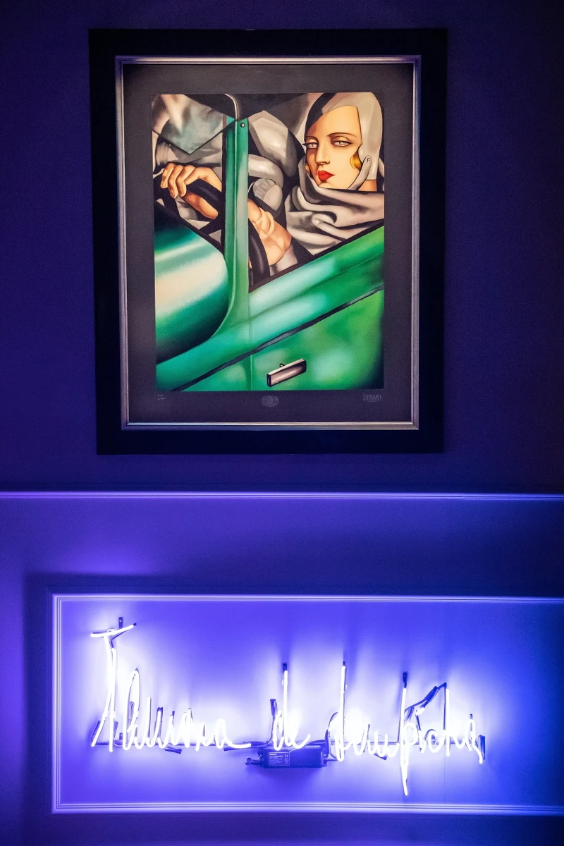 Trzy kolejne dzieła Tamary Łempickiej można od czwartku oglądać na nowo zaaranżowanej wystawie "Tamara Łempicka - ponad granicami" w Muzeum Narodowym w Lublinie. Ekspozycja została wzbogacona o kalendarium jej życia i twórczości oraz pamiątki rodzinne. Muzealnikom udało się ustalić datę urodzin artystki. 