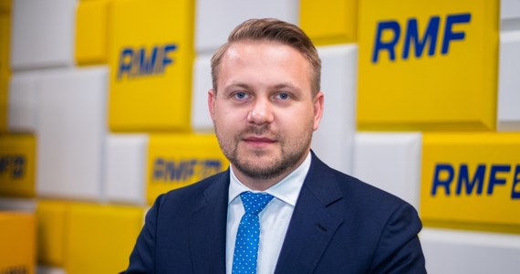 W większości obszarów, które dzisiaj są problematyczne, to jedno ugrupowanie miało rację, Suwerenna Polska - mówił w Popołudniowej rozmowie w RMF FM Jacek Ozdoba, który jest ministrem bez teki w nowym rządzie Mateusza Morawieckiego. Gość Marka Tejchmana ujawnił, czym ma się zajmować w Radzie Ministrów. "Składka zdrowotna moim zdaniem była bardzo dużym błędem" - mówił o przyczynach porażki PiS-u w ostatnich wyborach parlamentarnych. 