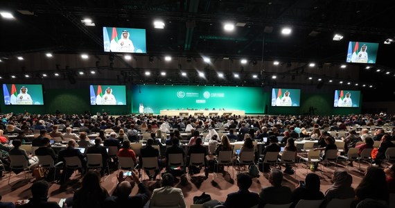 Tegoroczną konferencję klimatyczną ONZ (COP28) w Dubaju otworzył jej przewodniczący Sultan al-Dżaber, wzywając kraje i przedsiębiorstwa zajmujące się paliwami kopalnymi do współpracy na rzecz osiągnięcia globalnych celów klimatycznych. W obradach COP28 biorą udział delegacje niemal 200 państw. Światowa Organizacja Meteorologiczna ostrzega, że rok 2023 pobił światowy rekord temperatury i istnieją obawy, że rok 2024 może być jeszcze cieplejszy.