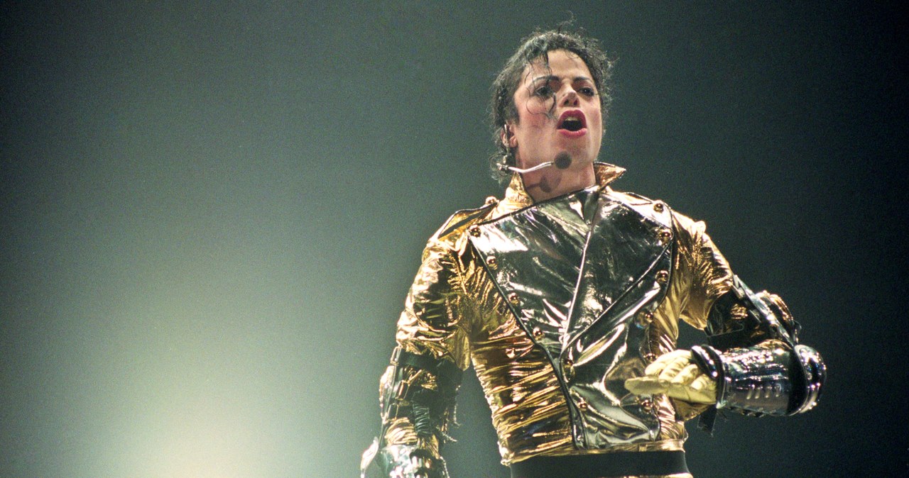 Michael Jackson już dawno zasłużył na zaszczytny tytuł Króla Popu i nawet po śmierci zdaje się podtrzymywać to muzyczne dziedzictwo. Trzeci z jego utworów - “Beat It” trafił właśnie do klubu miliarderów platformy YouTube. Wyróżnienie o tyle szczególne, bo właśnie w tym roku minęło 40 lat od jego premiery.
