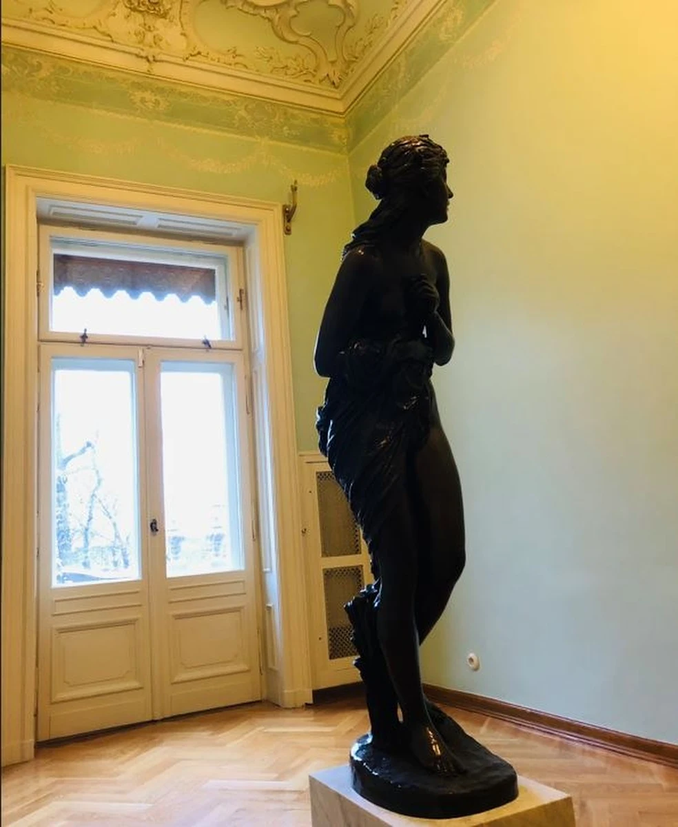 Złocenia na odnowionej sztukaterii sufitowej i drzwiach, przeszło 100-letnia bordiura i oczyszczona polichromia - tak wygląda salonik pistacjowy w Pałacu Rodziny Poznańskich w Łodzi. Wnętrze odzyskało swój pierwotny kolor i blask. Już w ten weekend będzie można podziwiać salonik pani domu w nowej odsłonie.