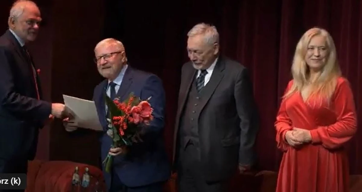 Artyści i naukowcy zasłużeni dla wzmacniania potencjału twórczego i naukowego miasta odebrały Nagrody Miasta Krakowa. W gronie tym znaleźli się: prof. Piotr Bożyk, Krzysztof Głuchowski, Małgorzata i Marcin Gołębiewscy, Czesław Minkus, Dorota Pomykała, Adolf Weltschek, prof. Czesław Brzoza, prof. Jan Potempa i dr Katarzyna Wolny-Koładka.