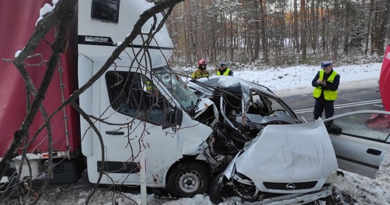 Starsze małżeństwo zginęło w wypadku samochodowym w Ciotuszy Starej koło Suśca (Lubelskie). Według wstępnych ustaleń 80-latek stracił panowanie nad pojazdem, wpadł w poślizg i uderzył w samochód dostawczy.