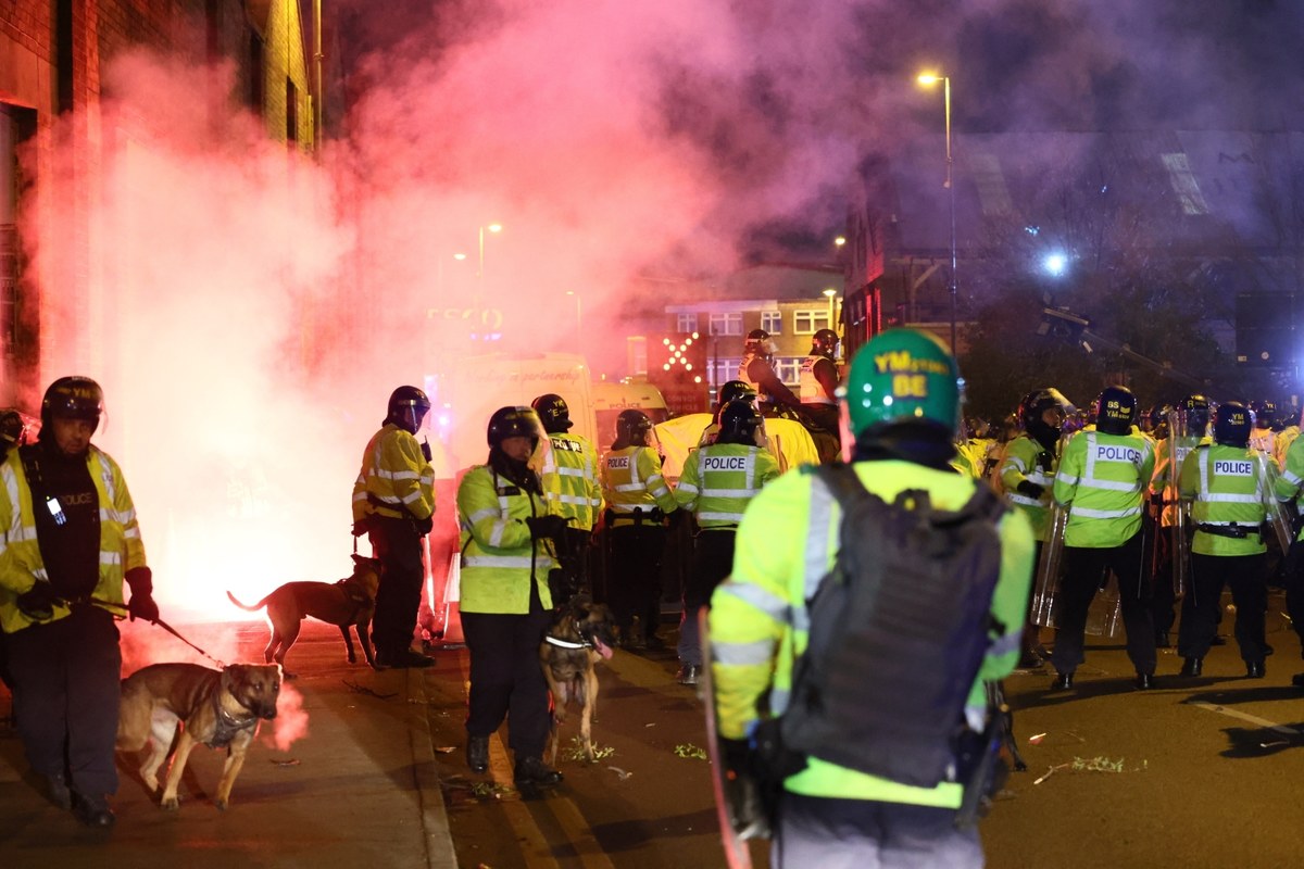Kibice Legii Warszawa starli się z funkcjonariuszami przed stadionem Aston Villi w Birmingham. Polscy fani nie zostali wpuszczeni na mecz Ligi Konferencji. Legia wydała komunikat, w którym oskarża gospodarzy o nieczyste zagrywki odnośnie biletów dla kibiców z Warszawy.
