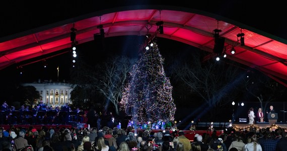 Prezydent USA Joe Biden i jego żona Jill rozświetlili bożonarodzeniową choinkę przed Białym Domem, podtrzymując ponad 100-letnią tradycję.