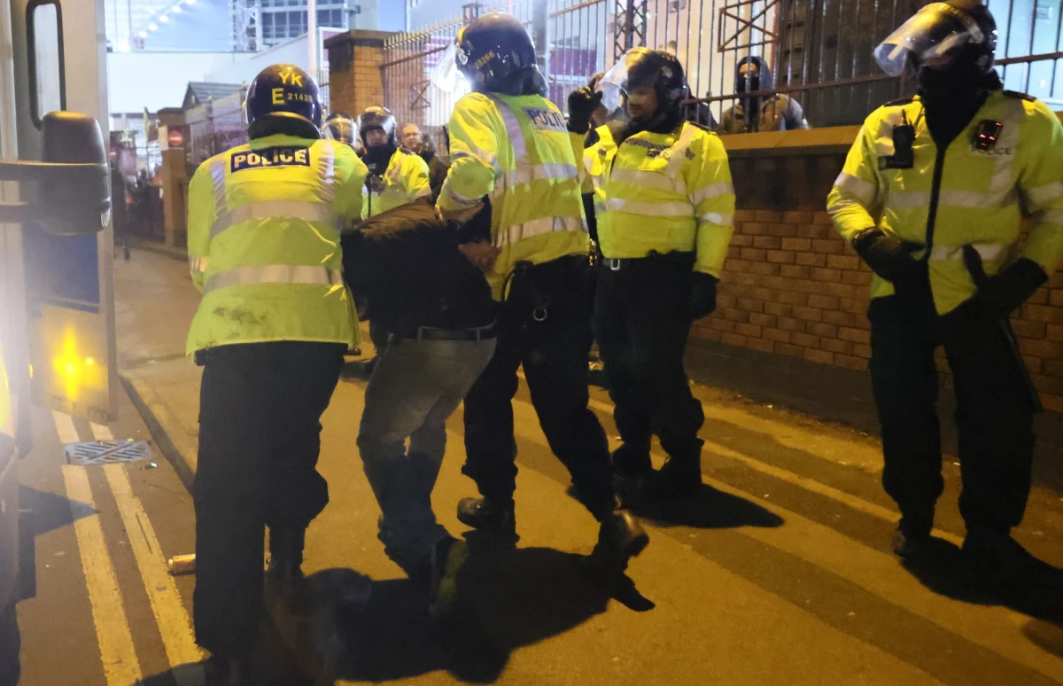 Czterdzieści sześć osób aresztowanych i czterech rannych policjantów - to oficjalny efekt zamieszek, do jakich doszło w Birmingham z udziałem kibiców Legii Warszawa przed czwartkowym meczem piłkarskiej Ligi Konferencji z Aston Villą (1:2). Fani polskiego klubu nie zostali wpuszczeni na trybuny.