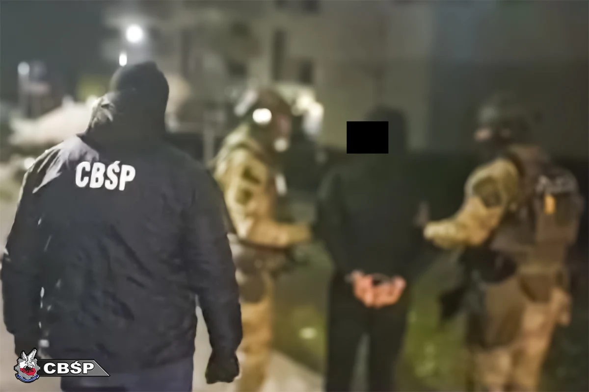 Policjanci z CBŚP zatrzymani cztery osoby podejrzewane o bycie członkami gangu narkotykowego. Dwóch z zatrzymanych jest powiązanych ze środowiskiem warszawskich pseudokibiców. Mundurowi w ramach akcji przejęli 45,5 kg narkotyków o czarnorynkowej wartości przeszło 2,3 mln zł.