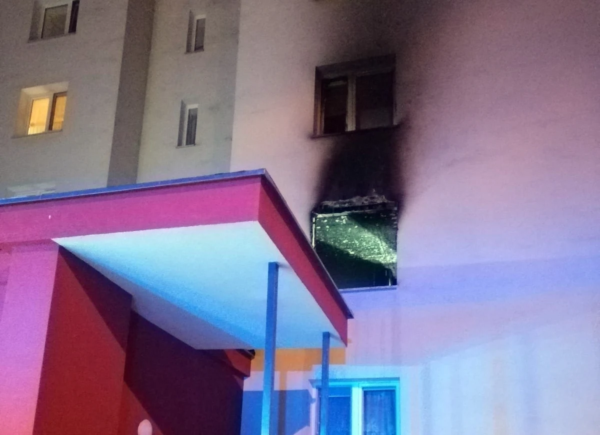 64-latek zginął w pożarze mieszkania w bloku przy ul. Poniatowskiego w Stalowej Woli na Podkarpaciu. Z budynku ewakuowano 25 osób.
