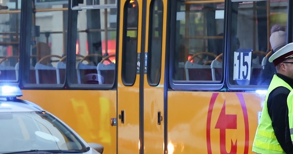 Tramwaj linii 3 w kierunku Gocławka najechał na stojący na przystanku Dworzec Wileński tramwaj linii 28. Dwie osoby zostały poszkodowane, mają stłuczenia. Maciej Dutkiewicz, rzecznik Tramwajów Warszawskich poinformował, że po godz. 9 zakończyły się utrudnienia. 