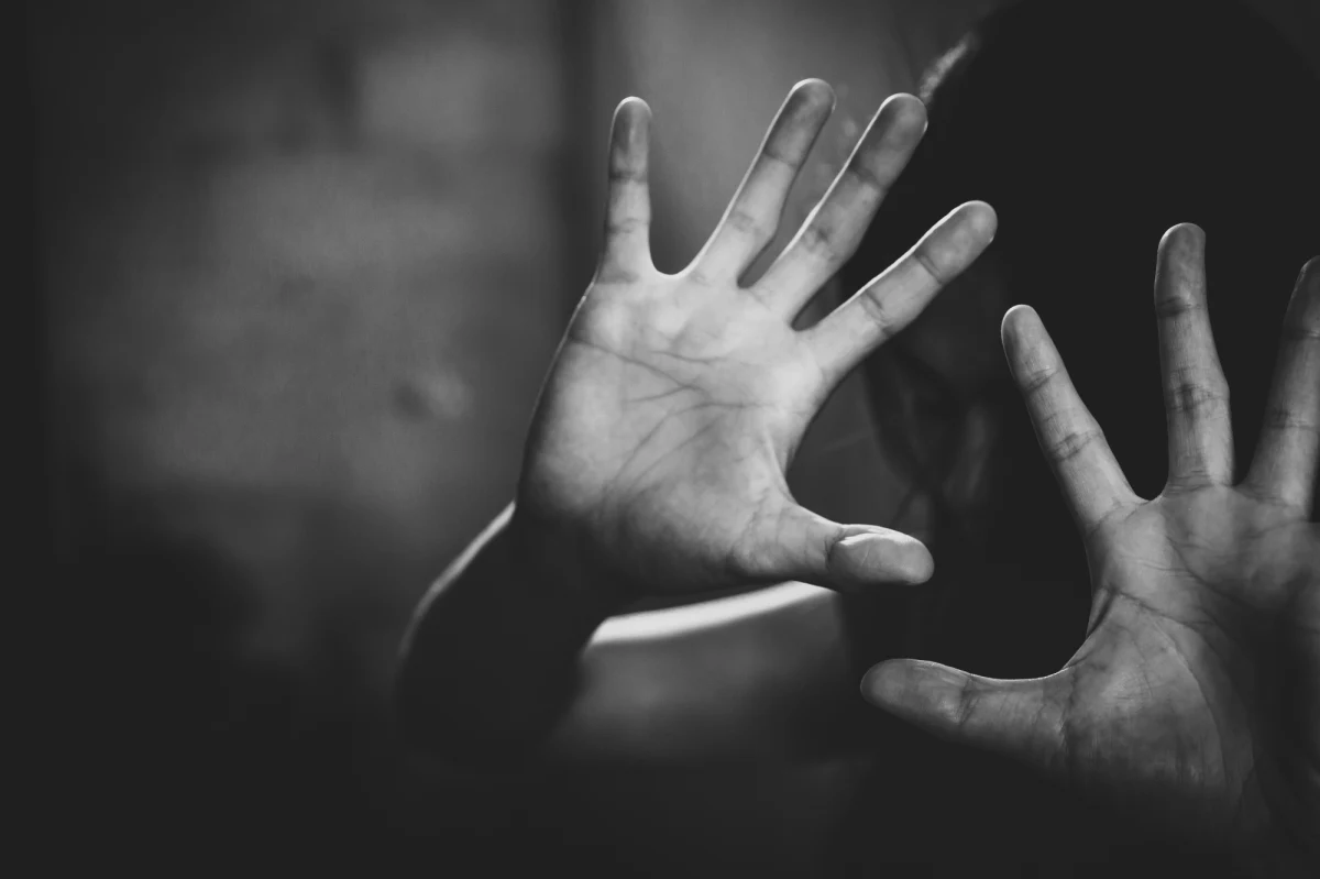 Sąd aresztował jednego z trzech mężczyzn podejrzanych o wykorzystanie seksualne 14-letniej mieszkanki powiatu limanowskiego. Podejrzani to mężczyźni w wieku 25, 27 i 28 lat - informuje portal limanowa.in. 