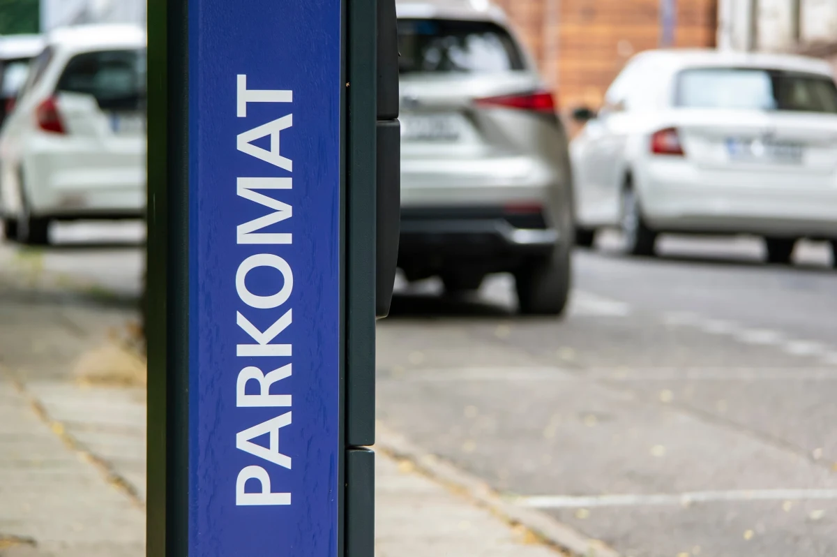 Od dziś, mieszkańcy i odwiedzający Katowice muszą dostosować się do nowych zasad parkowania. Wprowadzone zostały dwie strefy: A i B, nowe są także opłaty. Zmiany mają doprowadzić do tego, że mniej samochodów wjedzie do ścisłego centrum, a katowiczanom łatwiej będzie zaparkować tam, gdzie mieszkają. Nowy jest także sposób weryfikowania, czy kierowcy zapłacili za parkowanie.

