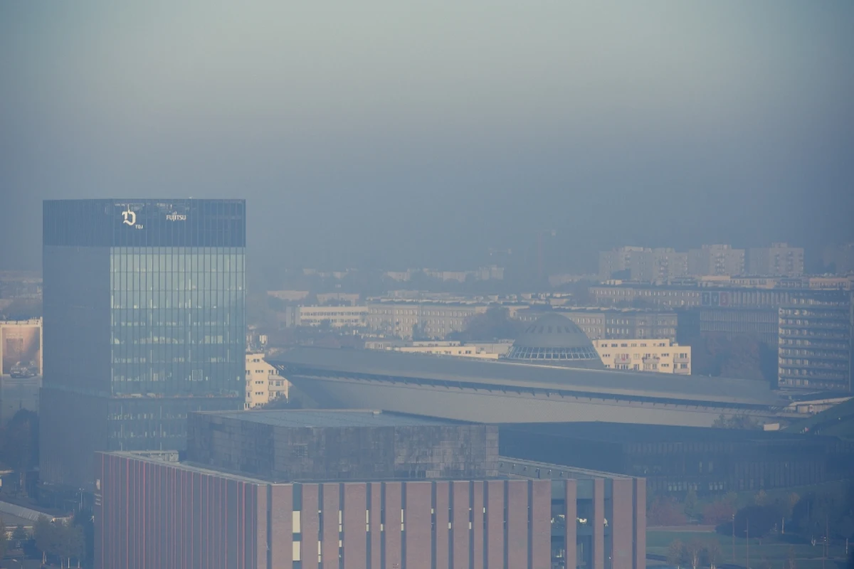 "Zrezygnuj z aktywności na zewnątrz" - przestrzega Rządowe Centrum Bezpieczeństwa (RCB) w wydanym dziś rano alercie dotyczącym smogu. Komunikat dotyczy kilkunastu miejscowości i kilku powiatów w różnych częściach Polski. 