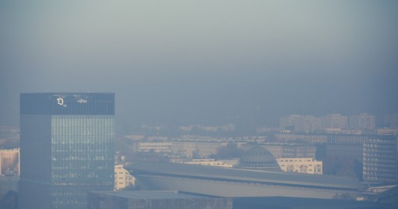 "Zrezygnuj z aktywności na zewnątrz" - przestrzega Rządowe Centrum Bezpieczeństwa (RCB) w wydanym dziś rano alercie dotyczącym smogu. Komunikat dotyczy kilkunastu miejscowości i kilku powiatów w różnych częściach Polski. 