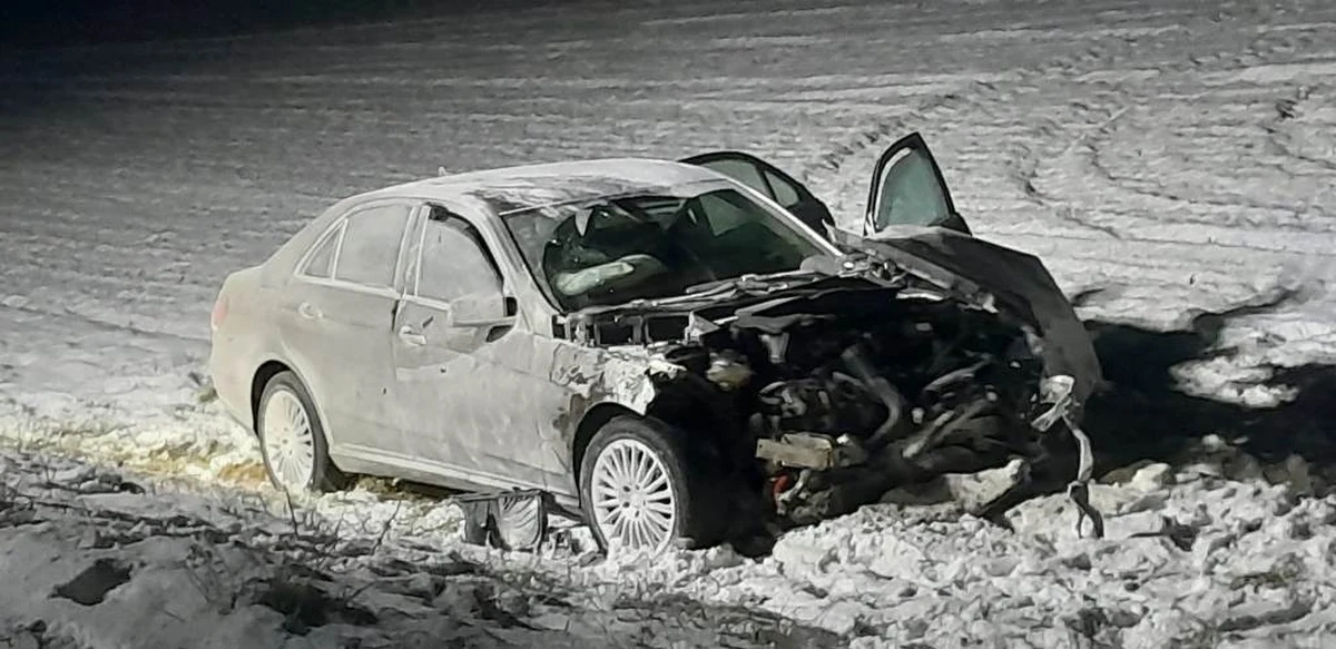 W Wielkopolsce 73-latek kierujący mercedesem, uciekając przed policją doprowadził do kolizji i uszkodził kilka samochodów. Pościg zakończył się, kiedy zjechał z jezdni na zaśnieżone pole. Mężczyzna był bardzo agresywny, trafił do policyjnego aresztu.          