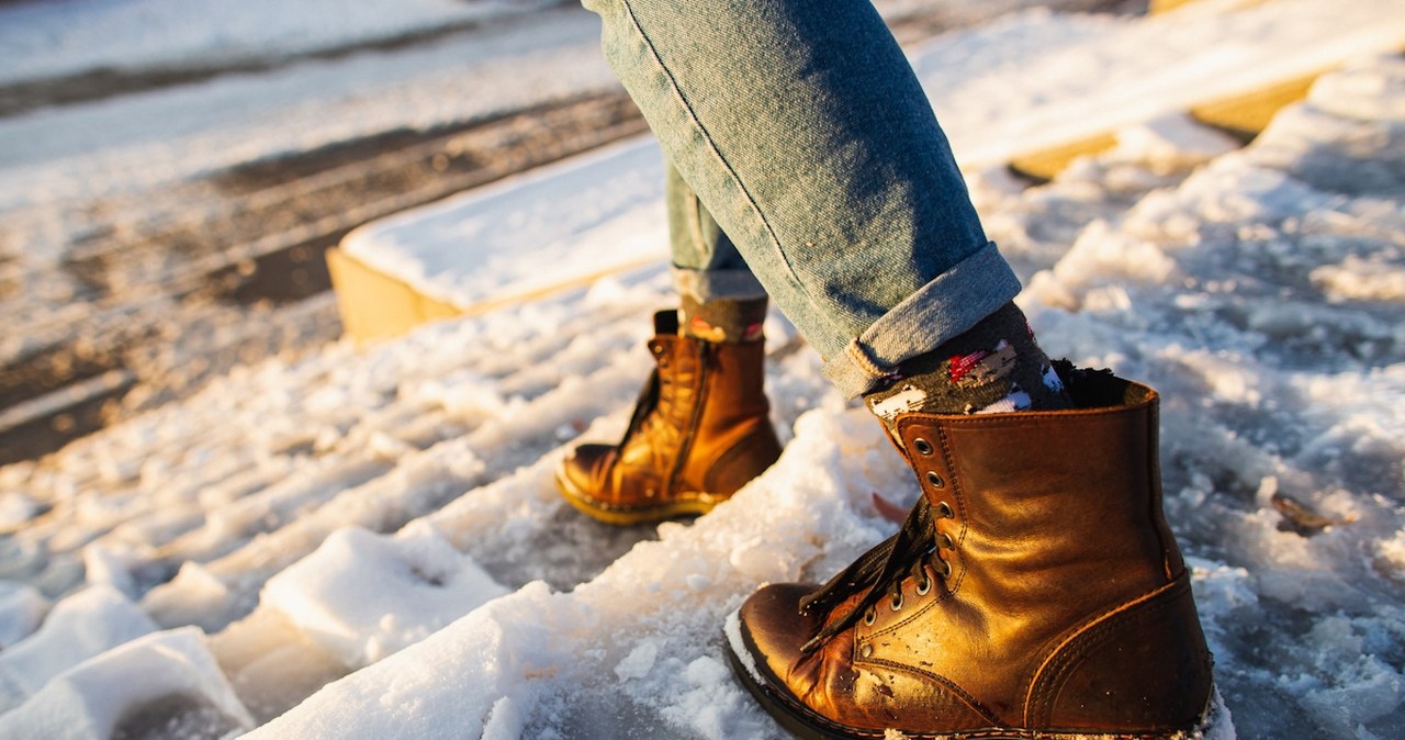 Przyklej do podeszwy, a buty przestaną się ślizgać. Koniec z piruetami na lodzie