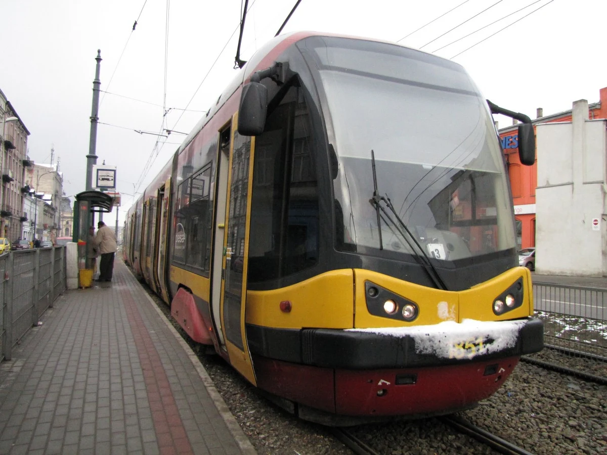 Mieszkańcy osiedla Kurczaki w Łodzi dłużej poczekają na powrót tramwajów. Naprawa torowiska na ul. Rzgowskiej potrwa do końca przyszłego tygodnia, bo awaria okazała się poważniejsza, niż wcześniej przypuszczało MPK.