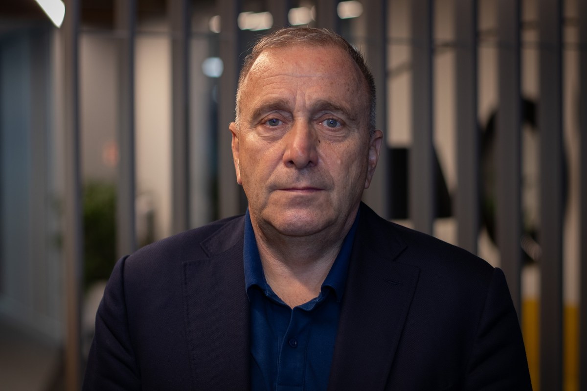 "Projekt tzw. ustawy wiatrakowej jest jednym z pierwszych przyszłej większości parlamentarnej. Nie chcę powiedzieć, że był pisany na kolanie, ale dziś nie mogą być wykorzystane do tego siły ministerstw, Rządowego Centrum Legislacji - wszystkiego, co jest potrzebne, żeby pisać dobre prawo. Nie wydaje mi się, że znajdą tam się zapisy kontrowersyjne, bo o wszystkim będziemy rozmawiać" - powiedział Gość Krzysztofa Ziemca w RMF FM Grzegorz Schetyna.  "Już słyszałem wczoraj głosy, chociażby prezesa Kosiniaka-Kamysza, że PSL ma inne zdanie w sprawie konkretnych zapisów. Będziemy o tym w otwarty sposób rozmawiać. Dziwie się histerycznej reakcji byłej większości rządowej" - podkreślił.