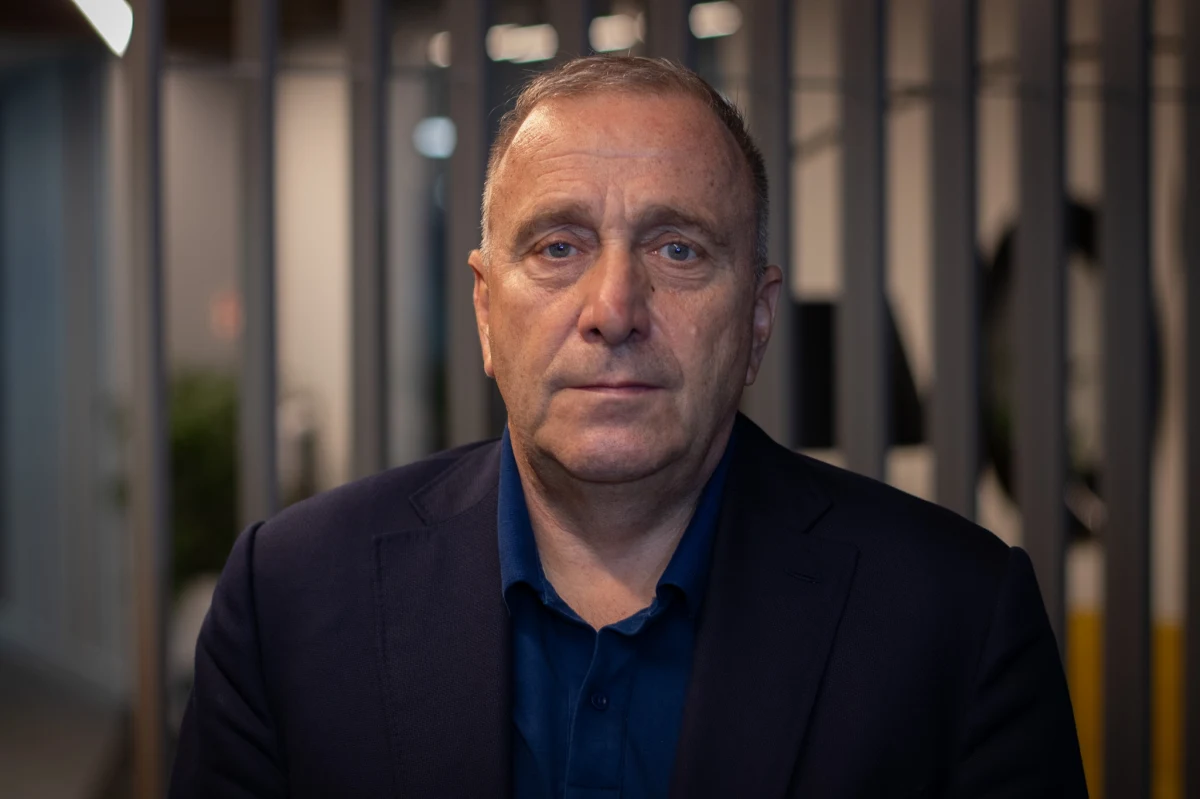 "Projekt tzw. ustawy wiatrakowej jest jednym z pierwszych przyszłej większości parlamentarnej. Nie chcę powiedzieć, że był pisany na kolanie, ale dziś nie mogą być wykorzystane do tego siły ministerstw, Rządowego Centrum Legislacji - wszystkiego, co jest potrzebne, żeby pisać dobre prawo. Nie wydaje mi się, że znajdą tam się zapisy kontrowersyjne, bo o wszystkim będziemy rozmawiać" - powiedział Gość Krzysztofa Ziemca w RMF FM Grzegorz Schetyna.  "Już słyszałem wczoraj głosy, chociażby prezesa Kosiniaka-Kamysza, że PSL ma inne zdanie w sprawie konkretnych zapisów. Będziemy o tym w otwarty sposób rozmawiać. Dziwie się histerycznej reakcji byłej większości rządowej" - podkreślił.