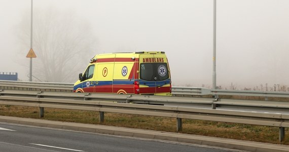 Dwie osoby zostały ranne w zderzeniu ciężarówki i dwóch samochodów osobowych na autostradzie A2 w Łódzkiem. Trasa była zablokowana przez stojącego w poprzek drogi tira.