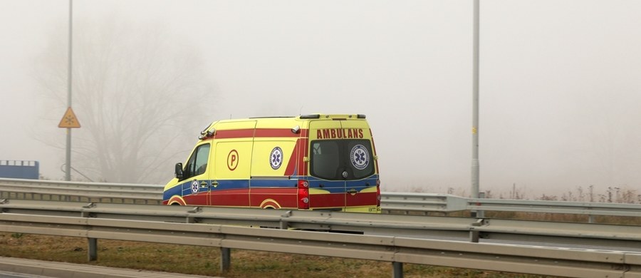 Dwie osoby zostały ranne w zderzeniu ciężarówki i dwóch samochodów osobowych na autostradzie A2 w Łódzkiem. Trasa była zablokowana przez stojącego w poprzek drogi tira.
